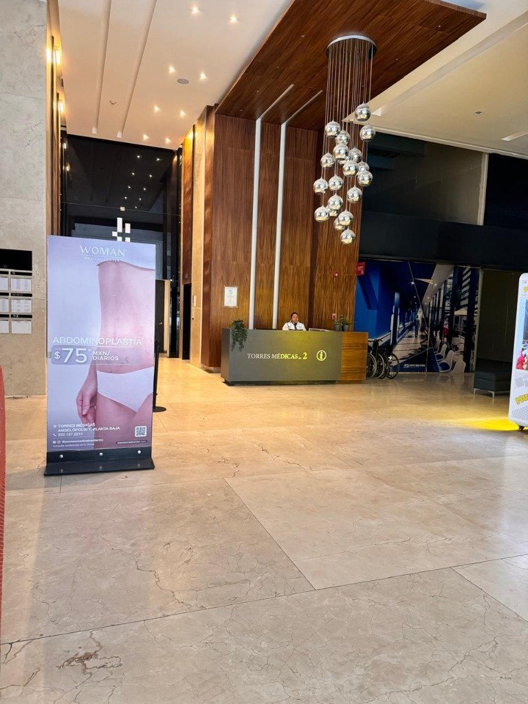 Lobby y Recepción Principal de Torres Médicas 2